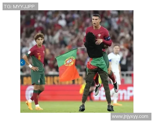 欧冠赛场惊现奇葩事件球迷冲入抢夺C罗球衣引发热议